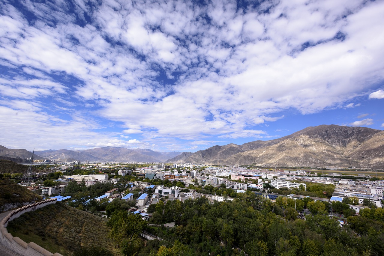 75岁骑电驴拉萨旅游，无畏年龄，追寻人生新高度